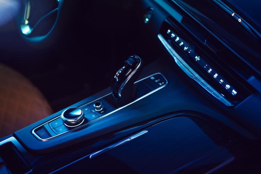 Детали интерьера Cadillac Escalade Luxury 2020 года  (NA) (фото 4 из 11)